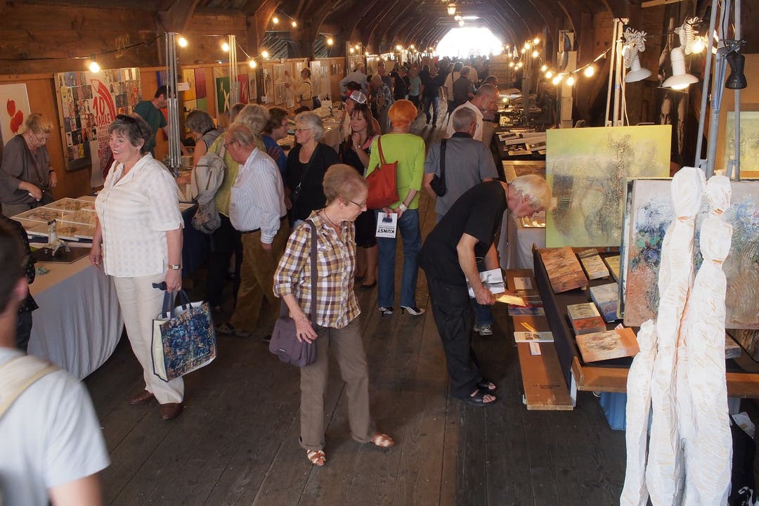 Der Kunstmarkt lockt viele Besucher an.