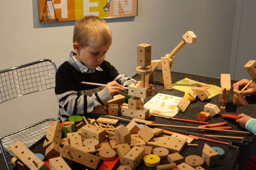 Julian aus Mumpf setzt seine Idee mit Hilfe eines Baukastens im Schweizer Kindermuseum um