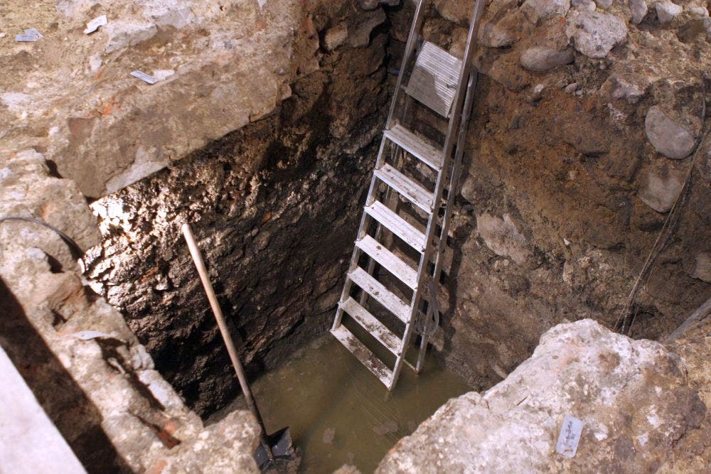 Der gefundene Keller, wo das Wasser mitunter verschiedene Möbelteile konservierte