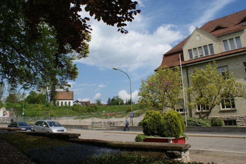 Das Adelbergareal mit dem Bauloch, wo einst die KWR-Verwaltungszentrale stand, mit Blick vom Stadtmuseum Haus Salmegg