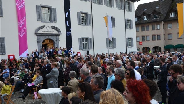 Der Eröffnungsfeier auf dem Vorplatz des Klosters wohnte eine grosse Gästeschar bei.