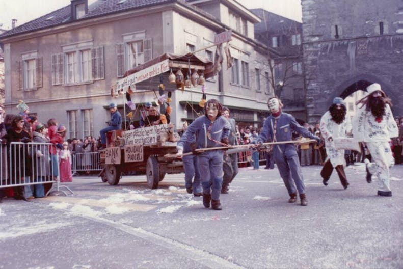 1975 Rasante Fahrt vor dem Badener Stadtturm