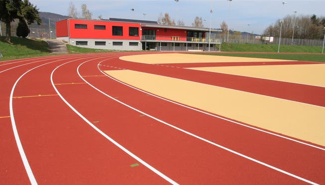 Die frisch sanierte Rundbahn des Stadions Bustelbach wird am 10. Mai Schauplatz der kantonalen Staffelmeisterschaften sein.