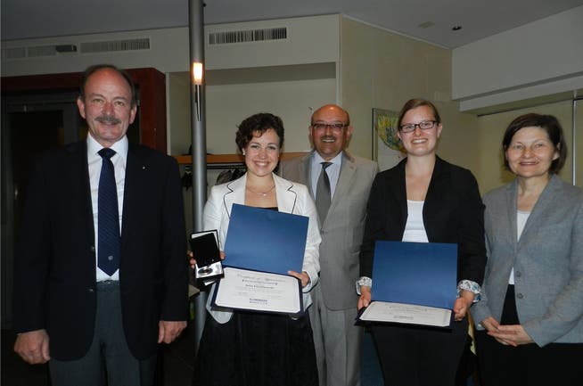 Von links: Kanti-Lehrer Markus Stutz, Julia Frischknecht, Werner Wild (Kiwanis-Chairman), Jasmin Brunner und Elisabeth Müller (Unicef). BA