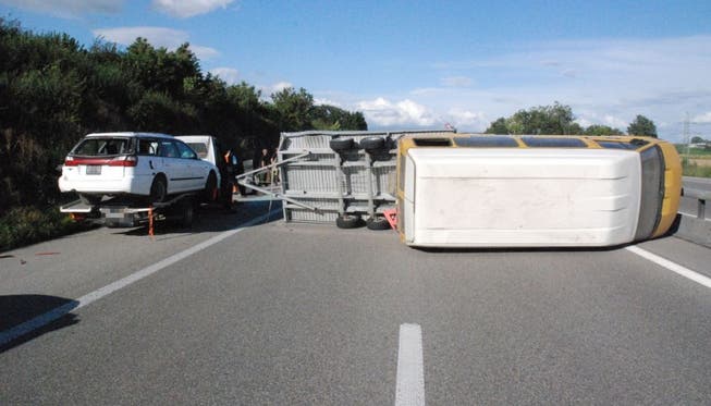 Lieferwagen und Anhänger lagen nach dem Unfall quer auf der Autobahn.
