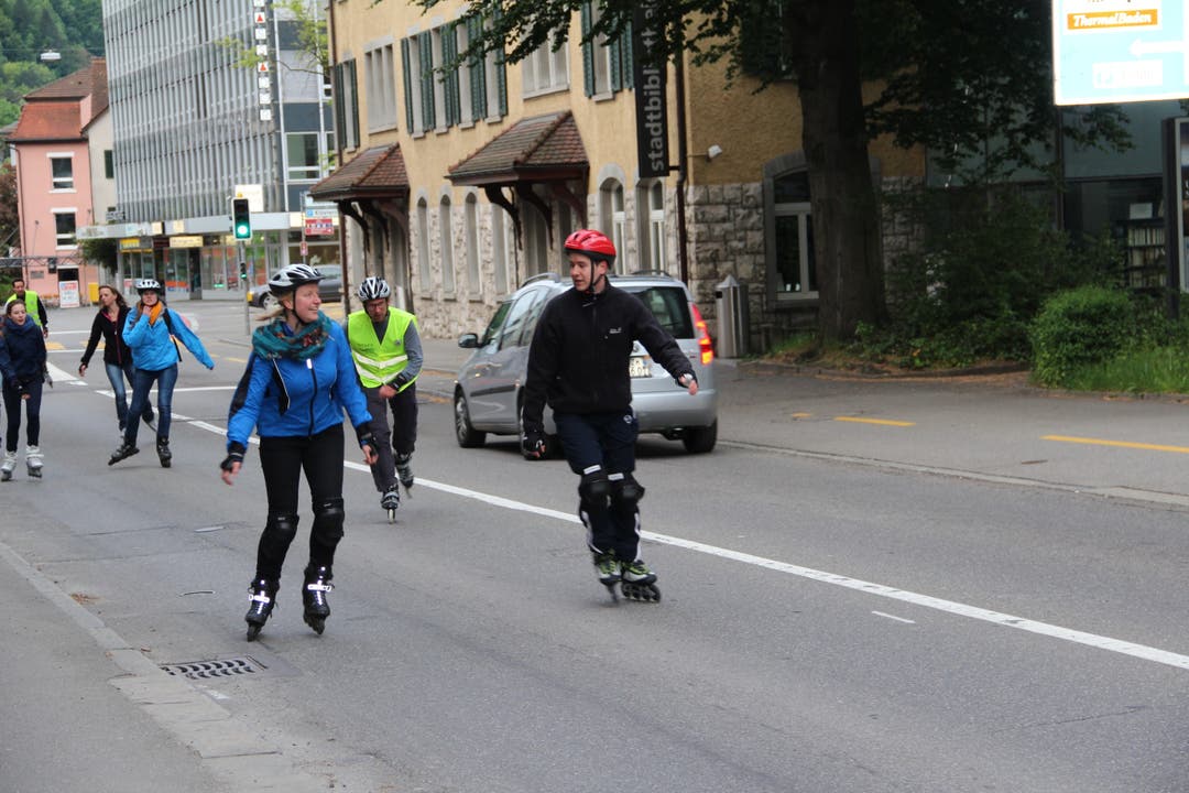 Die RegioSkater unterwegs auf der Mellingerstrasse Richtung Dättwil