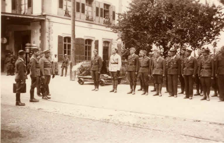1945 - Polnische Offiziere gegenüber Schweizer Offizieren beim Abschied am Bahnhof
