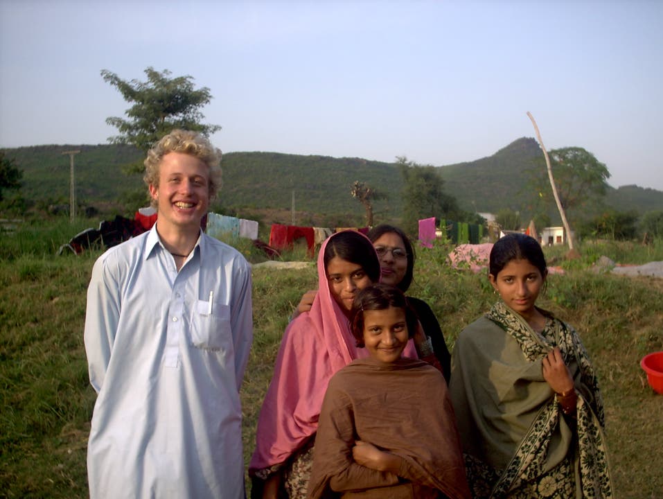 Jakob Zirngast besucht Schülerinnen in Bhara Kau.