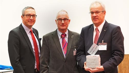 Preisträger Erich Lagler (rechts) mit Wirtschaftsförderer Urs Blaser (links) und Ruedi Steiner