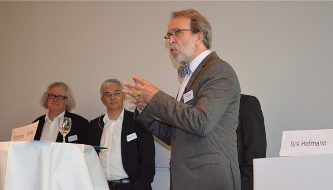 Theo Wehner (rechts) referiert über die Flexibilität der älteren Arbeitnehmerinnen und Arbeitnehmer. René Bossard (links) und Thomas Buchmann (Mitte) hören zu.