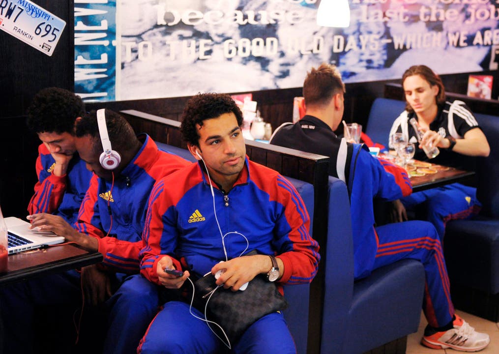 Mohamed Salah vertreibt sich die Zeit mit Musikhören.