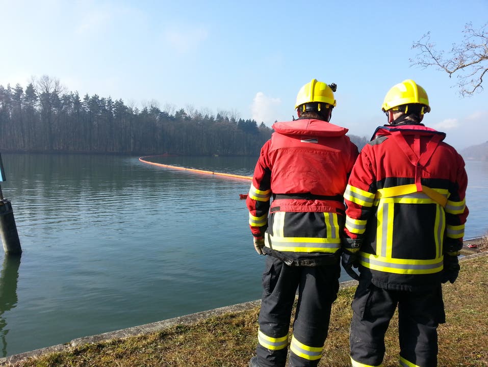 Die Feuerwehr Aarau-Rohr errichtete bei Auenstein eine Ölsperre.