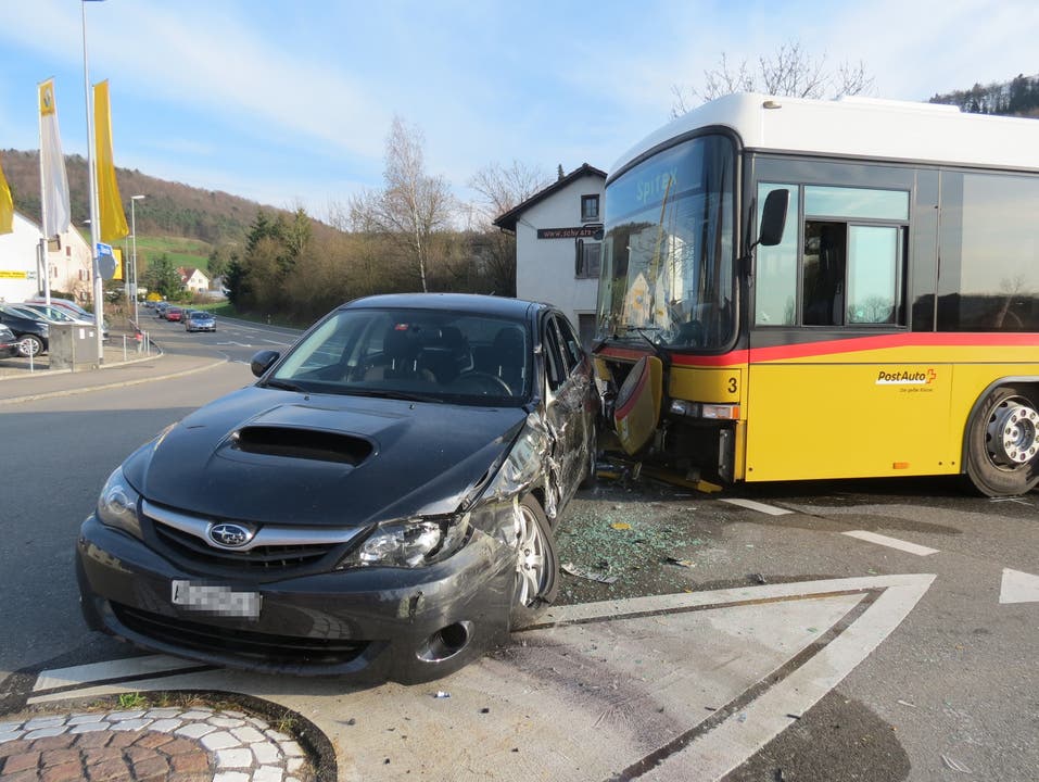 Der Chauffeur des Postautos und die Fahrgäste kommen mit dem Schrecken davon, der Sachschaden liegt bei rund 40'000 Franken.
