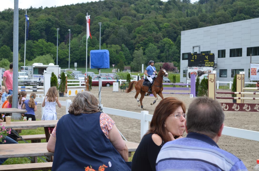 Pferdesporttage Gäste beobachten das Geschehen auf Reitplatz