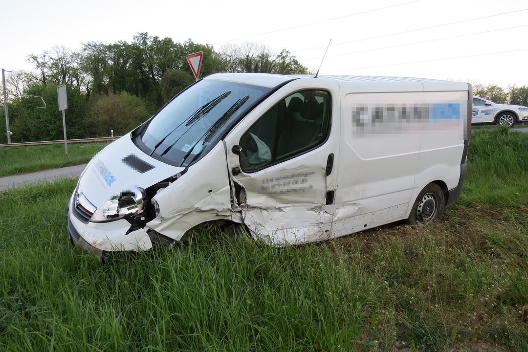 Die Automobilistin und der 24-jährige Lieferwagenfahrer wurden laut Angaben der Aargauer Kantonspolizei vom Donnerstag nur leicht verletzt.