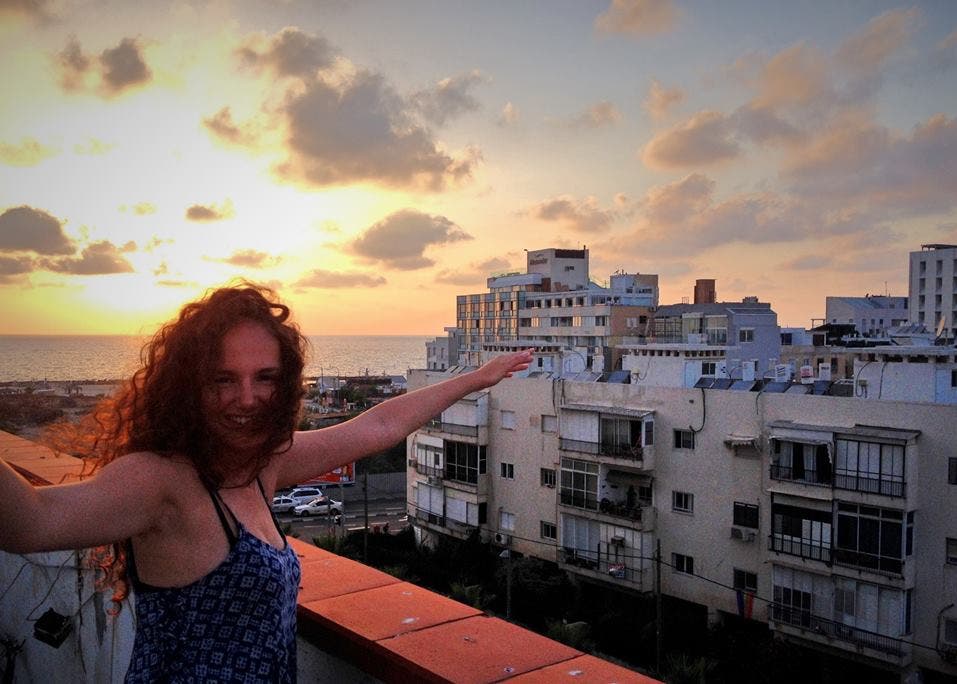 Karin Schödler aus Brugg: «Das Foto entstand, als ich und meine vier Reisebegleiterinnen auf dem Dach unserer Ferienwohnung Pizza assen. Eigentlich wollten wir nachher noch in den Ausgang, aber wir haben den ganzen Abend nur Karten gespielt. Nirgends auf der Welt hatte ich je mehr meinen Frieden, wie in dieser Stadt, Tel Aviv - welche Ironie.»