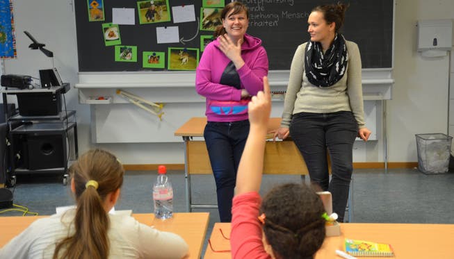 Lehrerin Nadine Behrend (links) und Ihre Kollegin Sarah Birnstiel sind sehr zufrieden mit dem bisherigen Verlauf des Versuchs.