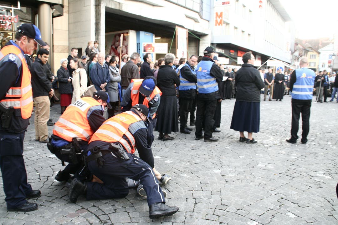 Über 20 Personen wurden von der Polizei festgenommen. Etliche Passanten waren irritiert über das Vorgehen der Polizei.