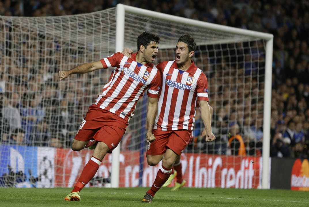 Costa und Koke feiern den versenkten Penalty