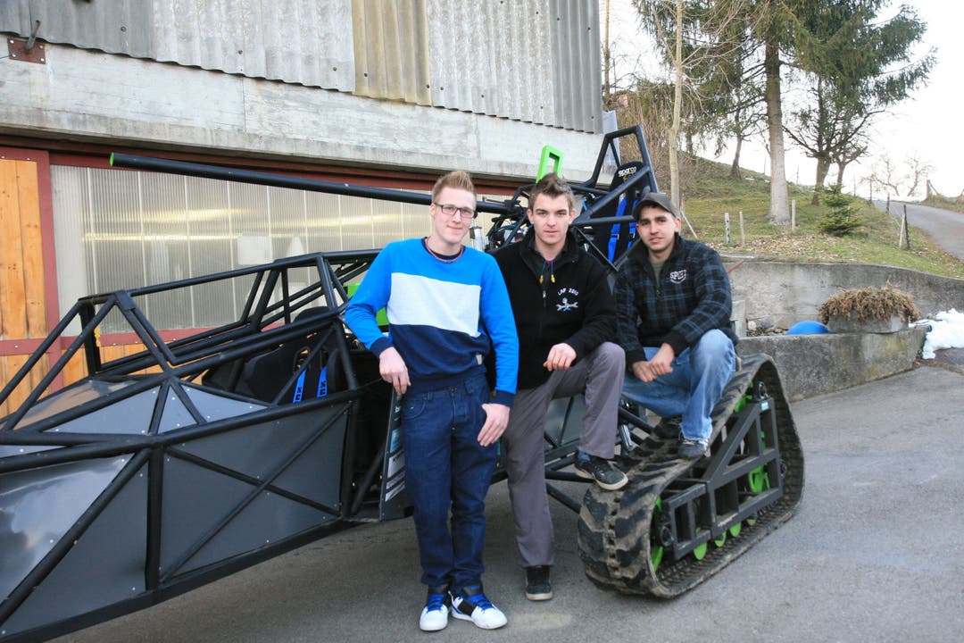 Die drei Freunde Lukas Reber, Sämi Bolliger und Dominik Franceschini (von links) haben das Fahrzeug selbst gebaut