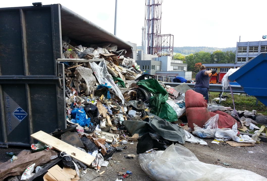 Lastwagen verliert Müll bei Turgi