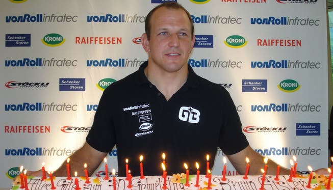 Mit 104 kg ein Leichtgewicht: Geburtstagskind Bruno Gisler mit 1-Meter-Crèmeschnitte und 30 Kerzen