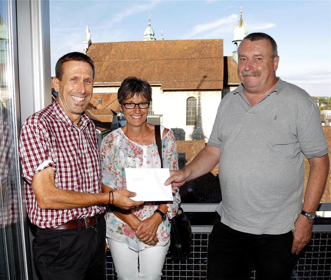 Röbi und Elisabeth Loser haben ein Essen im «Roten Turm» gewonnen – Stadtredaktor Wolfgang Wagmann gratuliert dem Gewinner-Paar. bar