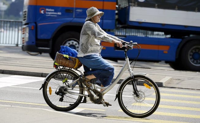 E-Bikes trifft man immer häufiger auf Schweizer Strassen an.