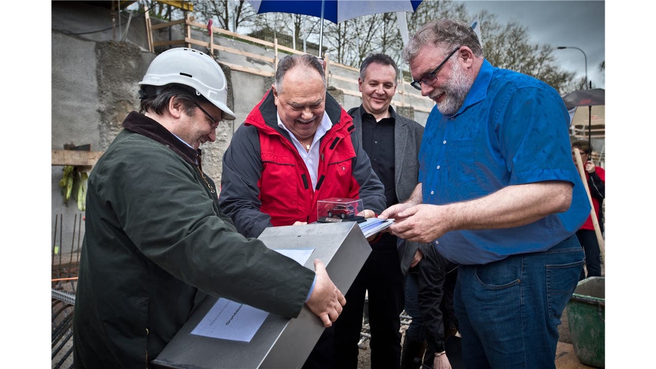 Die Dokumenten-Kassette wird gefüllt (von links): Max Del Zotto(Projektleiter) und die Bauherren Max Küng, Martin Thalmannund Thomas Felix. Annika Bütschi