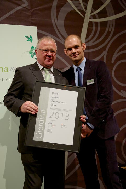 Ruedi Spielmann (Verwaltungsratspräsident SOL AG) nimmt die Auszeichnung von Messeleiter Sebastian Ranly entgegen.