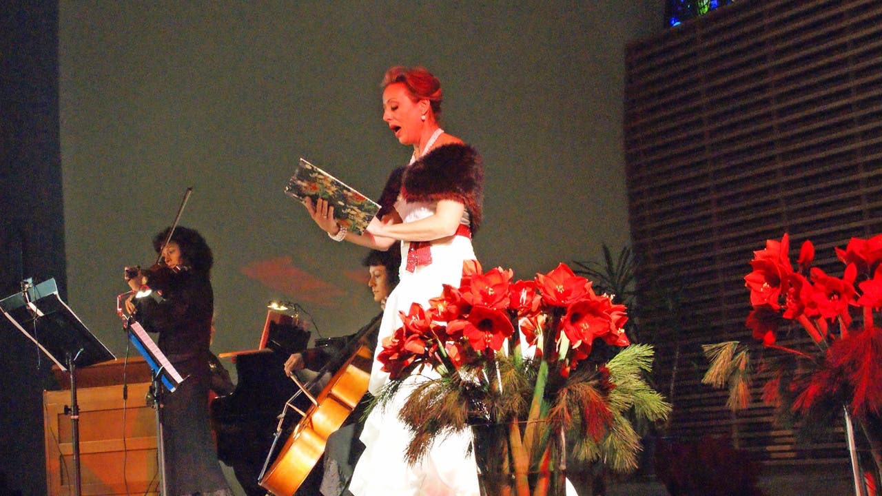 Barbara Buhofer verzauberte die Konzertbesucher mit weihnachtlichen Liedern, die Amaryllisblüten sorgten für ein festliches Ambiente.