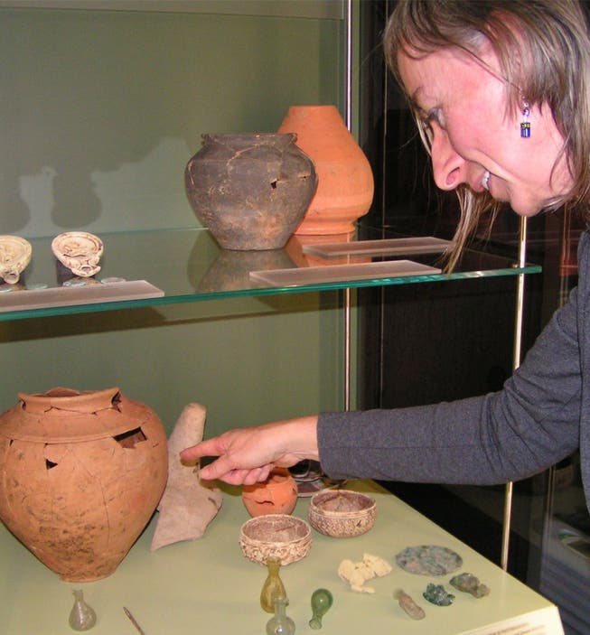 Regine Fellmann zeigt auf die in der Vitrinenausstellung integrierte Urne der im Alter von 40 Jahren verstorbenen Maxsimila Cassia. NN