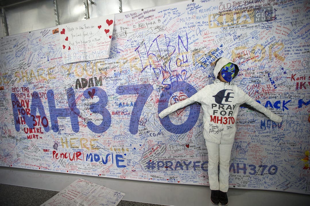 An einer Wand im Flughafen von Kuala Lumpur können Wünsche und Hoffnungen für Flug MH370 deponiert werden.