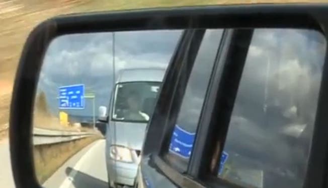Zwei Autofahrer schickanieren sich auf der Autobahn. (Symbolbild)