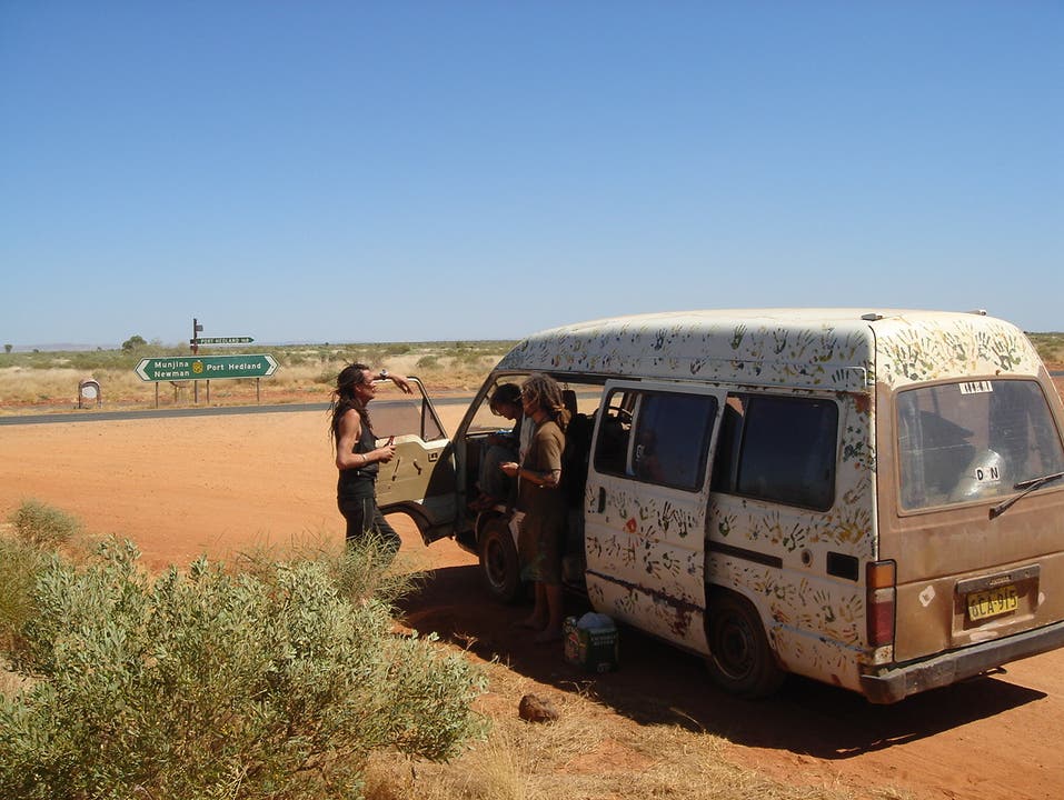 Nach zwei Tagen Fahrt durch den Dreck wieder Asphalt unter den Rädern - Outback Australien, 2006