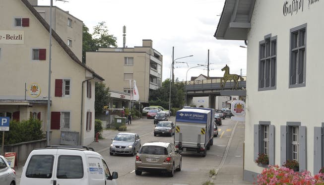 Die geplante Absenkung der Hauptstrasse beim SBB-Viadukt sorgt in Augst für rote Köpfe.