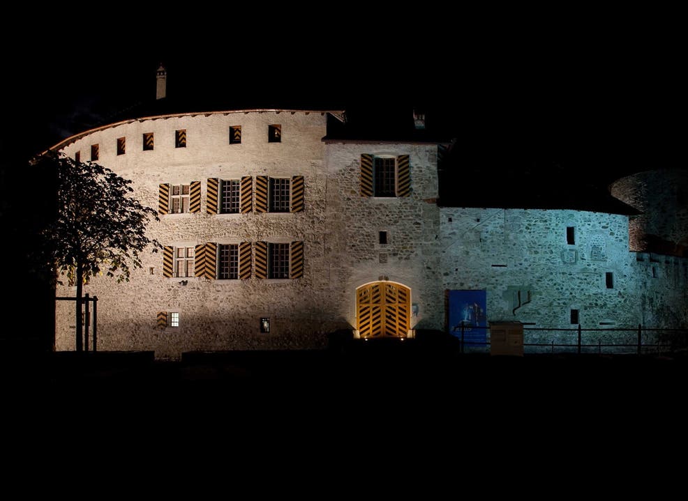 Schloss Hallwyl: Beleuchtung von 6 bis 7 Uhr und von 19 bis 22 Uhr / SA und SO von 19 bis 7 Uhr, 2288 Stunden jährlich, 1441 Kilowattstunden Verbrauch pro Jahr.