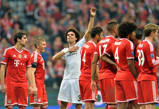 Pepe feiert, die Bayern sind enttäuscht.