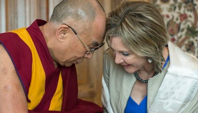 Nationalratspräsidentin Maya Graf begrüsst den Dalai Lama im Bundeshaus in Bern