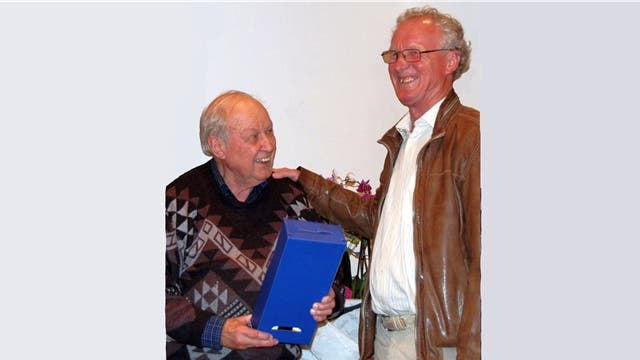 Martin Blümcke (links) von Präsident Hannes Burger zum Ehrenmitglied des Museumsvereins Laufenburg ernannt. – Foto: mdc/sk