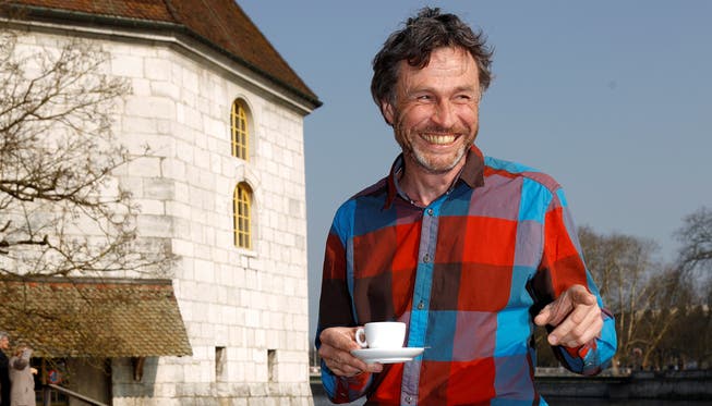Markus Allemann (50) mit Kaffee am Landhausquai.