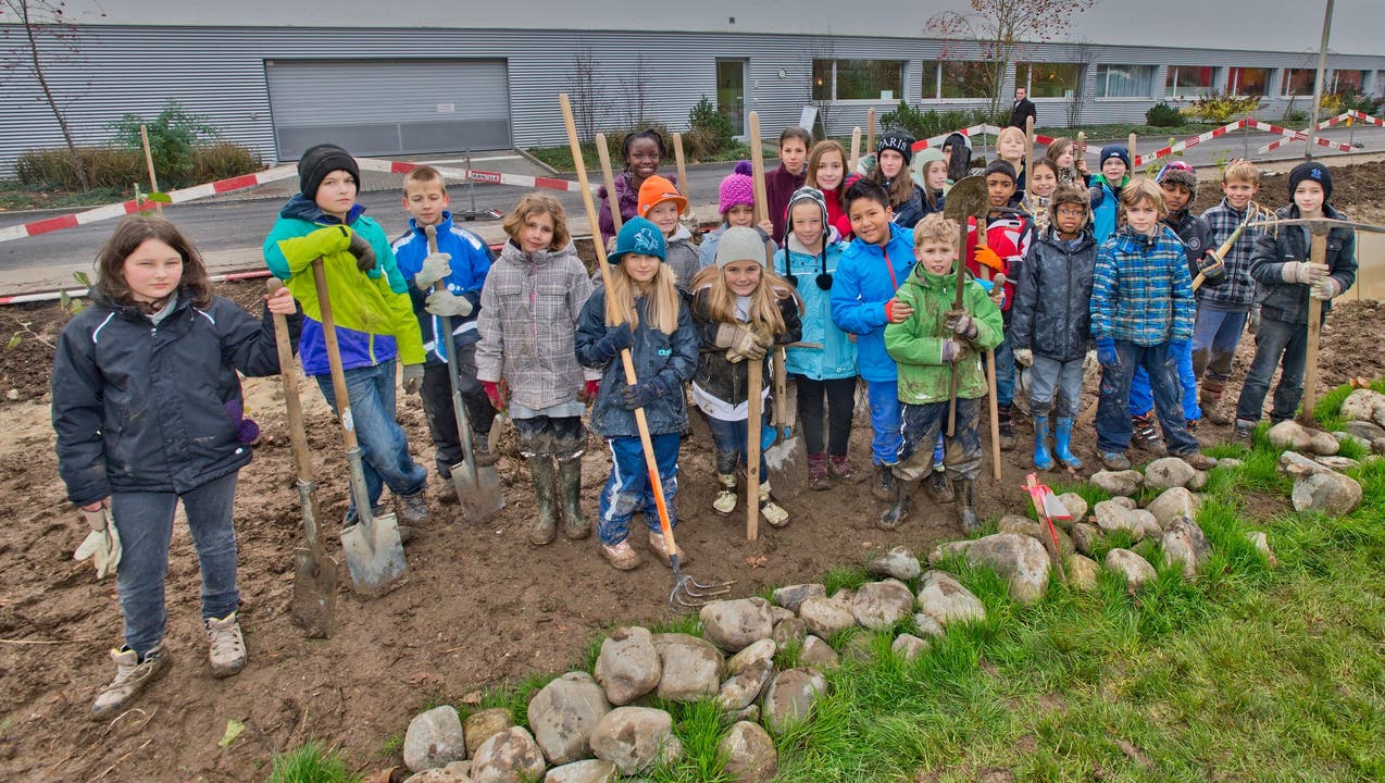 31 Schülerinnen und Schüler bepflanzen den Stadtbach