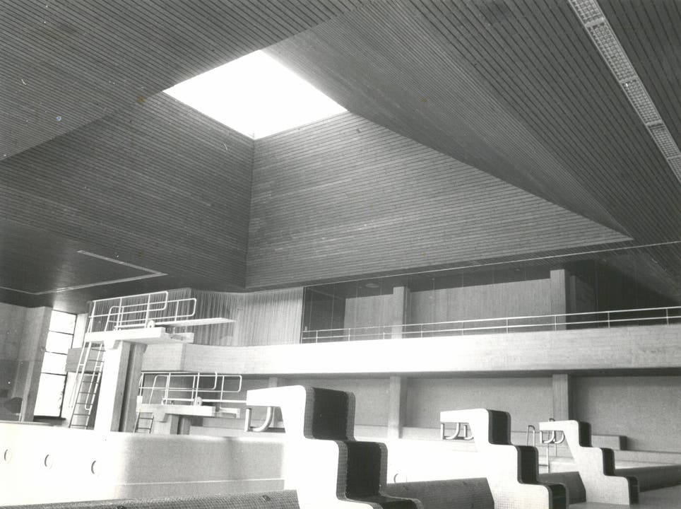 Das Hallenbad bei seiner Eröffnung 1974