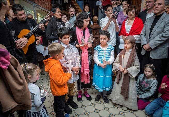 Zusammen mit Kindern und Musikern eröffnet der Botschafter von Mexiko, Jorge Castro-Valle (r.), die Sonderausstellung. annika bütschi