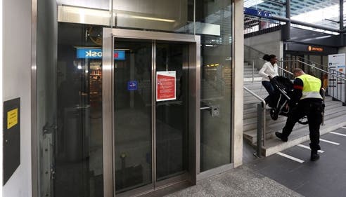 Der Lift in der Bahnhofunterführung ist seit Mitte Juni defekt, Securitrans-Mitarbeiter ersetzen ihn, solange er noch nicht repariert ist.