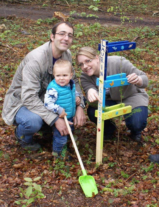 Der kleine Laurin hat seinen Baum mit Hilfe der Eltern, Andrea und Kay Wyss, gepflanzt
