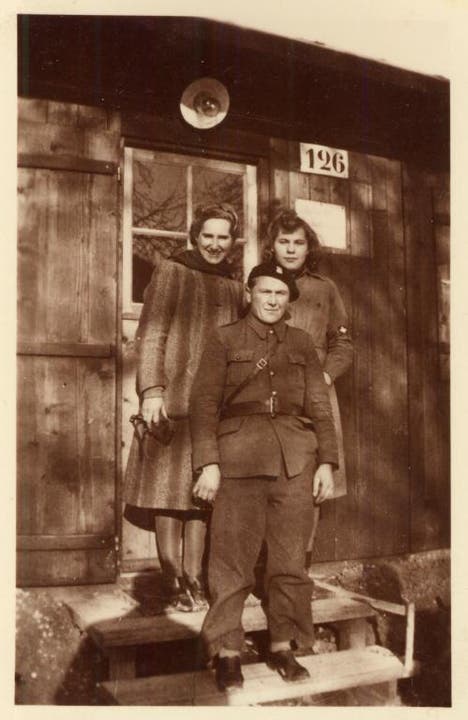 Ein polnischer Soldat und zwei Frauen, 1942