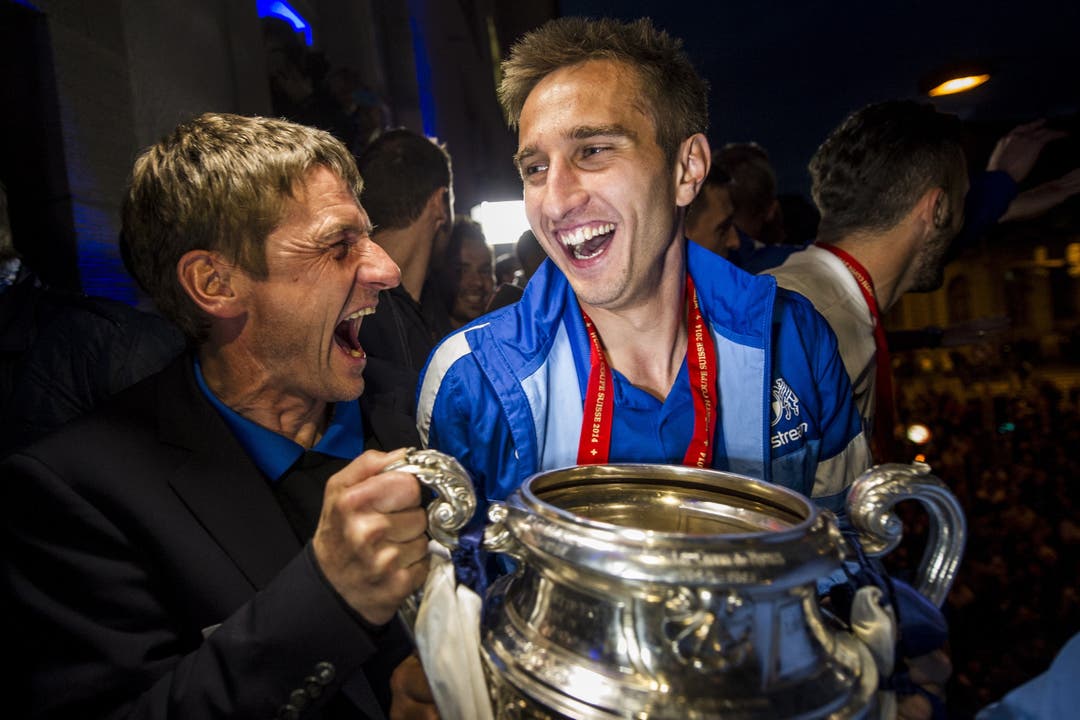 Der Trainer des FC Zürich Urs Meier jubelt mit Mario Gavranovic an ihrer Feier zum Cupsieg