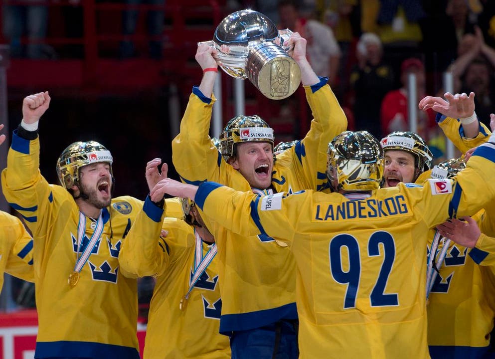 Schwedens Captain Steffan Kronwall stemmt den Pokal in die Höhe