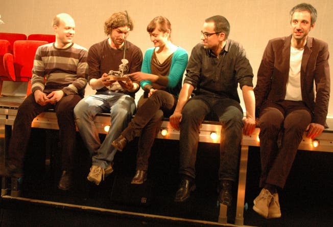 Kati Rickenbach (Mitte) übergibt ihr Amt ans Theater Marie: Pascal Nater, Erik Noorlander, Olivier Bachmann und Patric Bachmann (v.l.). kus